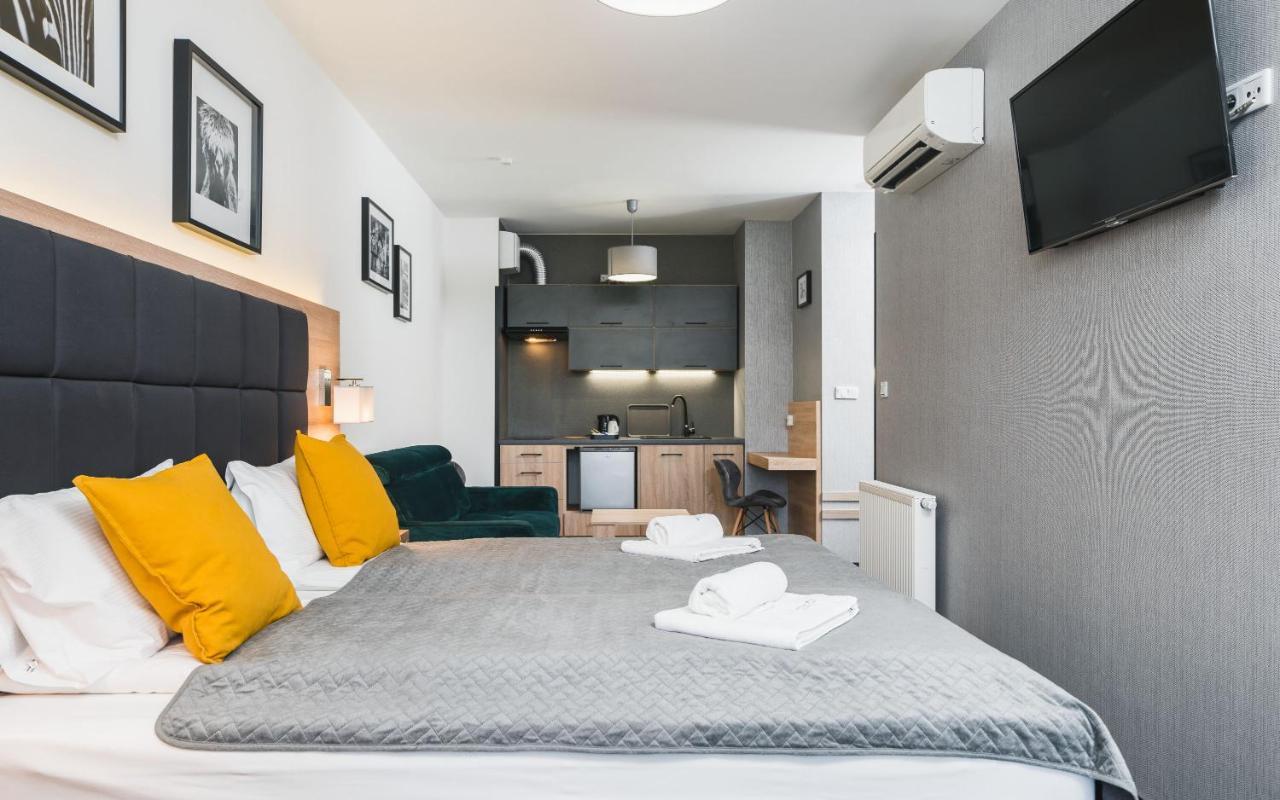 Aron - By Upstairs Apartment