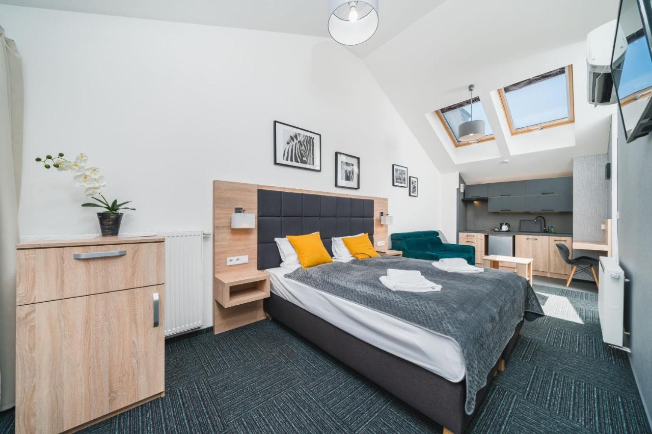 Aron - By Upstairs Apartment